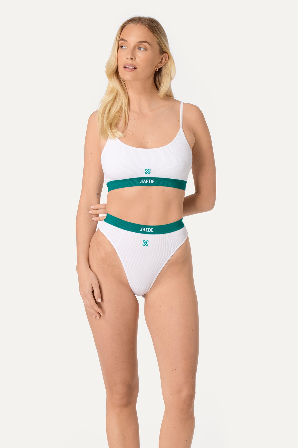 Signature Cami Bralet